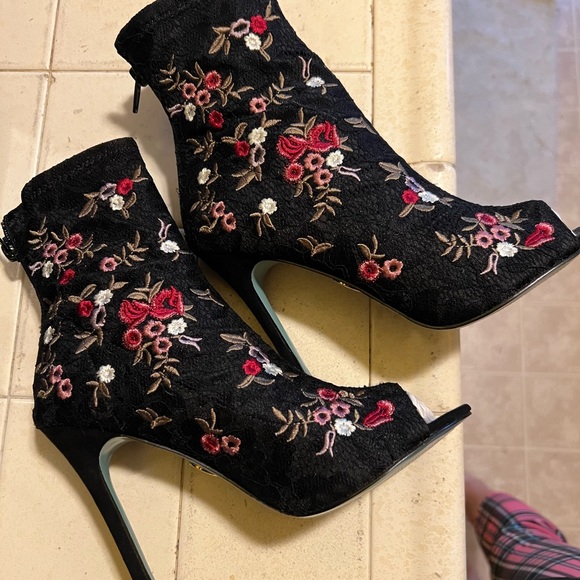Betsey Johnson embroidered ankle booties, never worn✨ - Picture 3 of 4